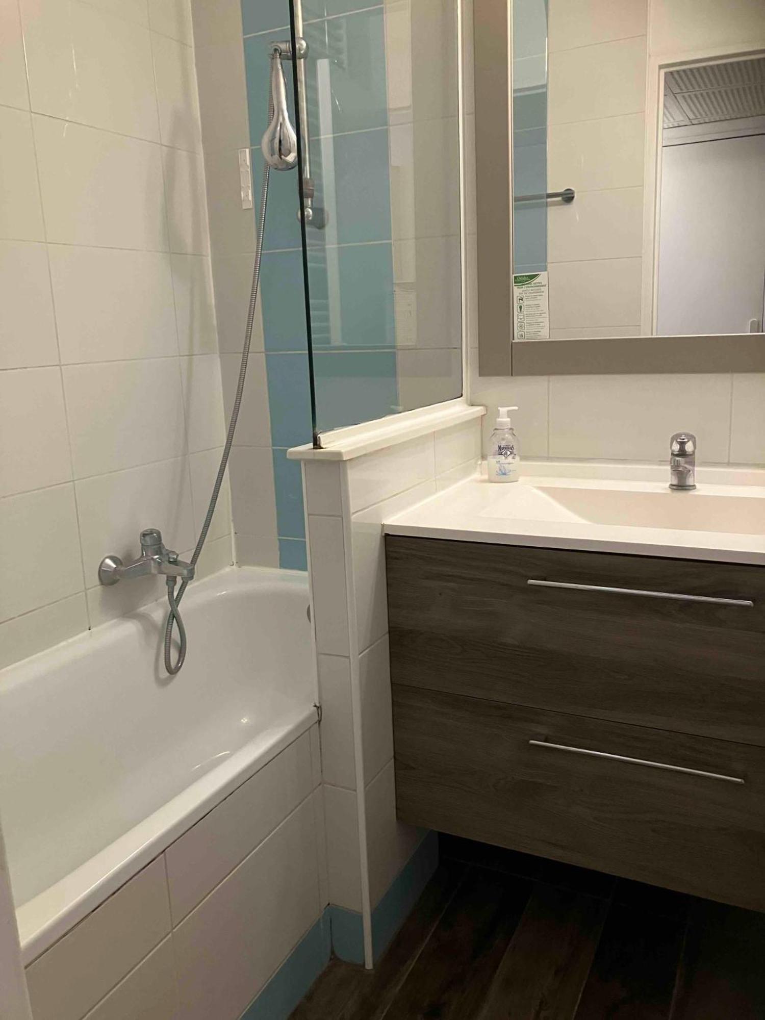 2 Pieces Avec Piscine, 150 M De La Plage. Appartement Cannes