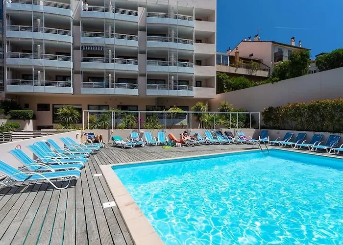 2 Pieces Avec Piscine, 150 M De La Plage.