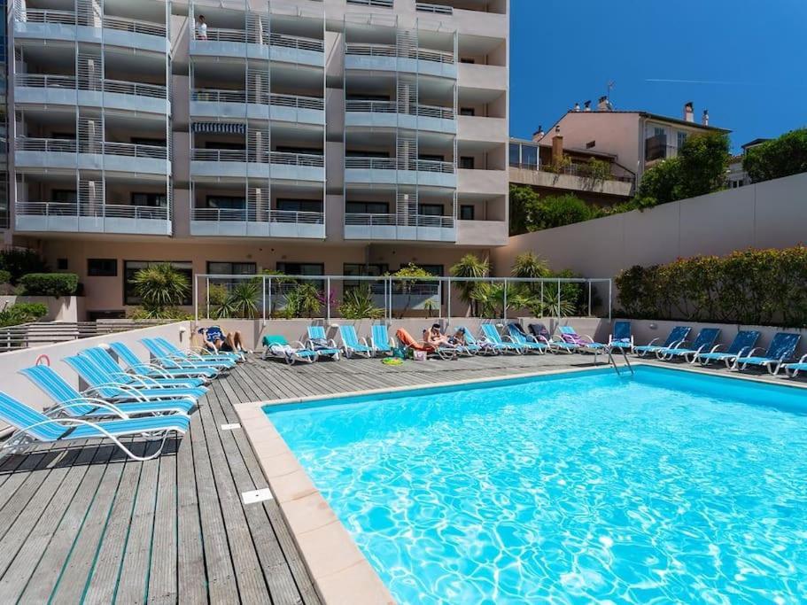 2 Pieces Avec Piscine, 150 M De La Plage. Cannes