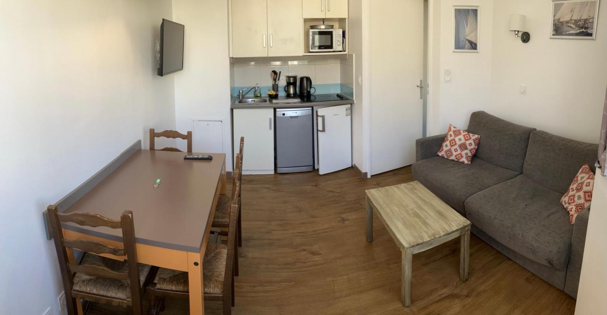2 Pieces Avec Piscine, 150 M De La Plage. Apartment